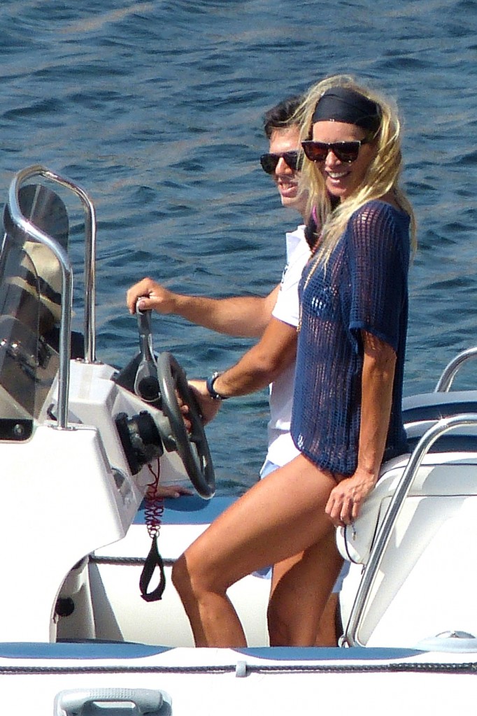 Elle Macpherson shows off her toned bikini body while out on a boat ...