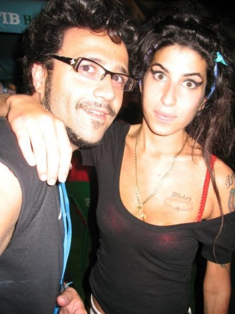 O makigier Balthazar Gonzales me tin Amy Winehouse..