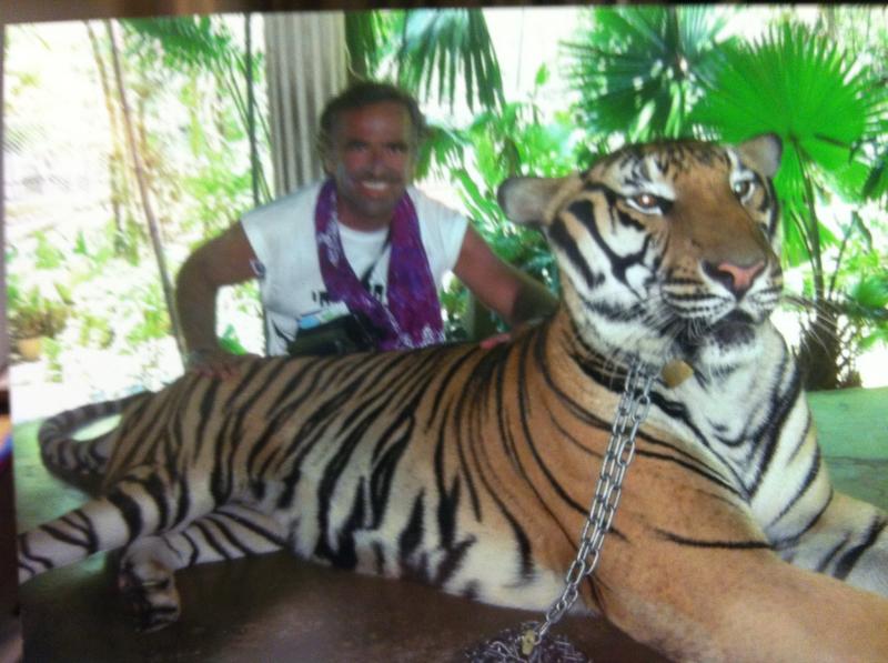 Ο Νikolas Vasilatos sto Phuket Zoo. Athanati Taylandi!