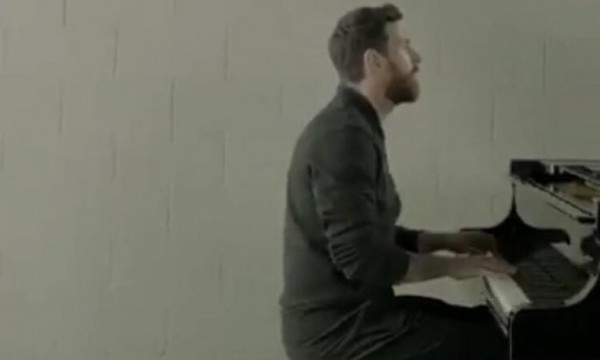 Δείτε τον Μέσι να παίζει στο πιάνο τον ύμνο του Champions League
