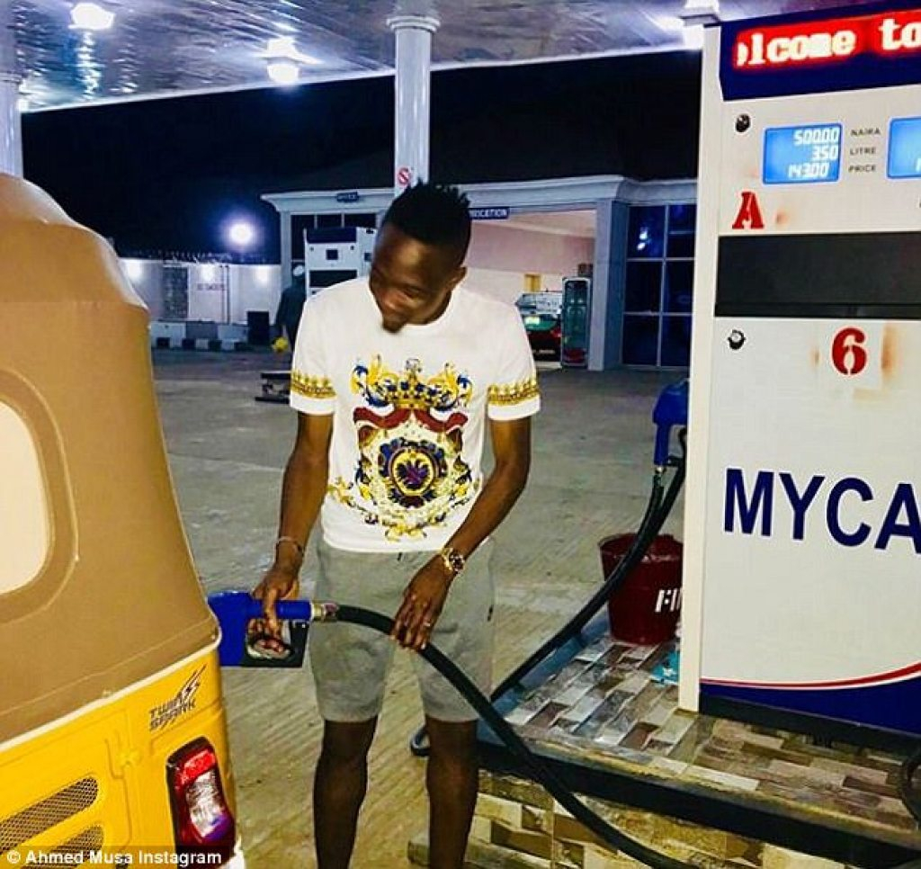 Ποδοσφαιριστής της Πρέμιερ Λιγκ έγινε... βενζινάς! (vid&pics)