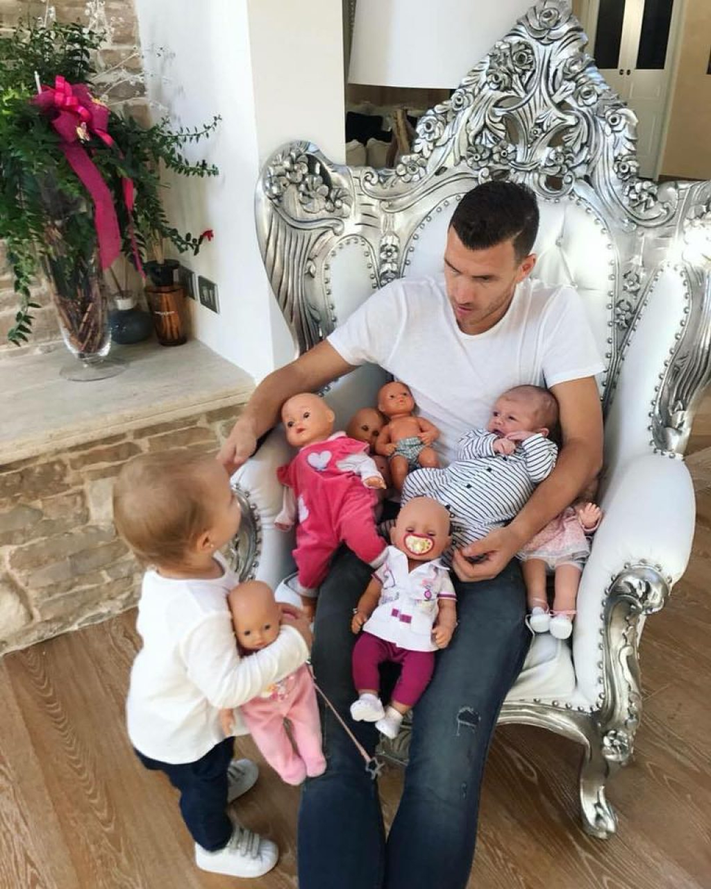 Ο Τζέκο παίζει με την κόρη του και τις κούκλες της (pic)