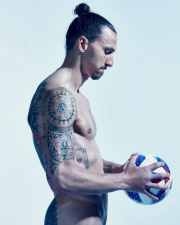 O Ζλάταν φωτογραφήθηκε γυμνός και αποκάλυψε τα τατουάζ στα οπίσθια του (pics)