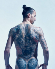 O Ζλάταν φωτογραφήθηκε γυμνός και αποκάλυψε τα τατουάζ στα οπίσθια του (pics)