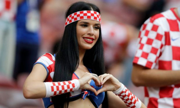 Η Γαλλία νίκησε στο γήπεδο η Κροατία στις εξέδρες (pics)