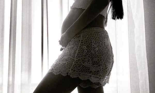 Σύντροφος γνωστού ποδοσφαιριστή μας δείχνει την κοιλίτσα της στον έβδομο μήνα της εγκυμοσύνης της