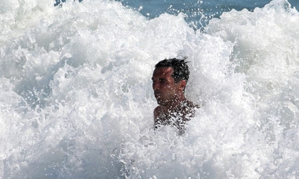 Ο Τζίτζι Μπουφόν... πάλεψε με τα κύματα! (pics)