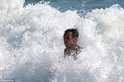 Ο Τζίτζι Μπουφόν... πάλεψε με τα κύματα! (pics)
