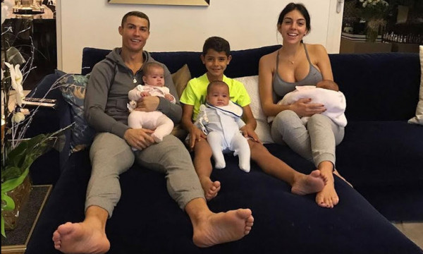 Ο Κριστιάνο και η οικογένεια του... έριξαν το Instagram! (pic)