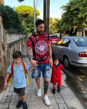 Ο Λιονέλ Μέσι πηγαίνει τους γιους του στο σχολείο (pics)