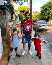 Ο Λιονέλ Μέσι πηγαίνει τους γιους του στο σχολείο (pics)