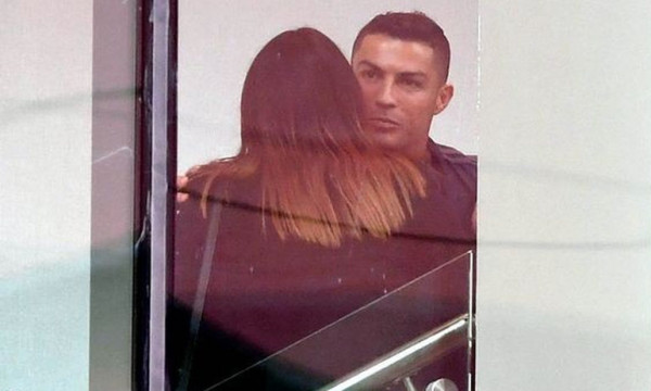 Ο Κριστιάνο Ρονάλντο συναντήθηκε με γυναίκα στο ξενοδοχείο της Γιουβέντους (pics)