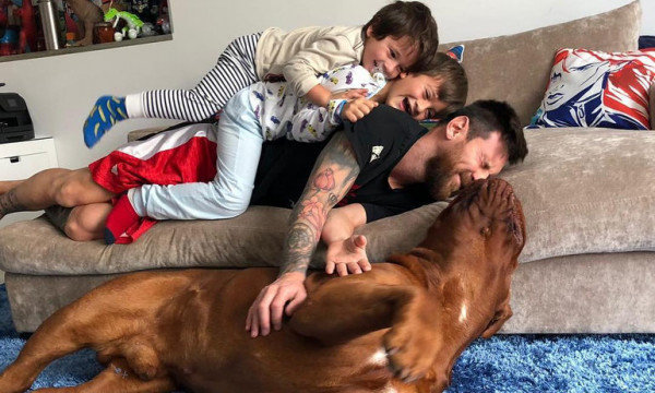 O Mέσι ποζάρει με τους γιους του και τον θηριώδη σκύλο του και «τρελαίνει» το διαδίκτυο (pics)