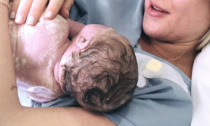 Έγιναν γονείς - Οι πρώτες φωτογραφίες με τη μπέμπα τους