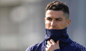 Ο Κριστιάνο... λιάζεται και ποζάρει με λάγνο βλέμμα (pic)