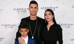 Η Τζορτζίνα φόρεσε διάφανο σορτσάκι και φάνηκε το εσώρουχο της (pics)