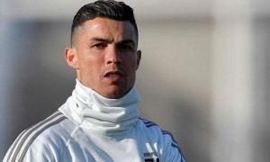 O Κριστιάνο Ρονάλντο με λεοπάρ ρόμπα και λούτρινες παντόφλες (vid)