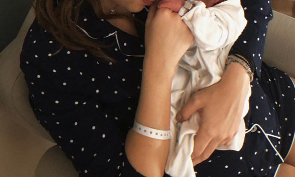 Ζευγάρι της showbiz απέκτησε το πρώτο του παιδί! Οι φωτογραφίες με το μωρό μέσα από το μαιευτήριο