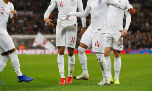 Διεθνείς Άγγλοι ποδοσφαιριστές πιάστηκαν στα «πράσα» να παρακολουθούν στριπ σόου (pics)