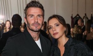 Ο David Beckham ποζάρει με πλεκτά από τη συλλογή της Victoria μέσα στο σπίτι! (pics)